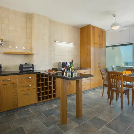 Larnaca Sunshore Beachfront Suite Oroklini Zimmer foto